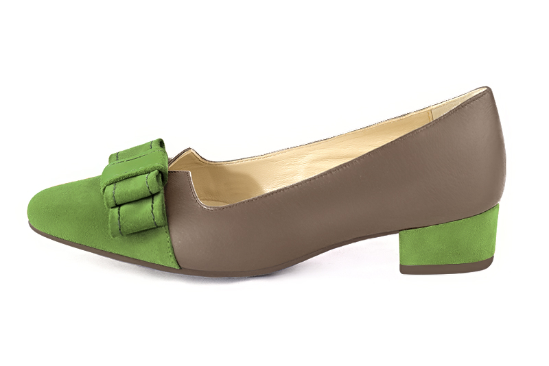 Grass green and taupe brown women's dress pumps, with a knot on the front. Round toe. Low block heels. Profile view - Florence KOOIJMAN